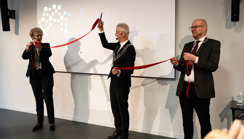 Årdal Teknologipark ble åpnet i forbindelse med Hydro Årdals 75-årsjubileum. Her klippes snora av konsernsjef Hilde Metere Asheim, fylkesordfører i Vestland Jon Askeland og Årdal-ordfører Hilmar Høl