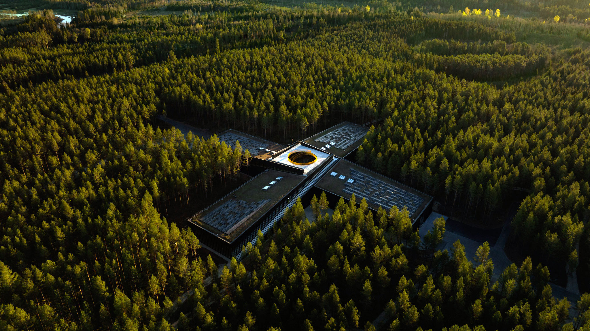 Vestre's The Plus provides an open and efficient workflow, while allowing all four wings of the factory to be in direct contact with the forest. At the centre of the building lies the experience centre, which provides 360-degree views of the whole production process.