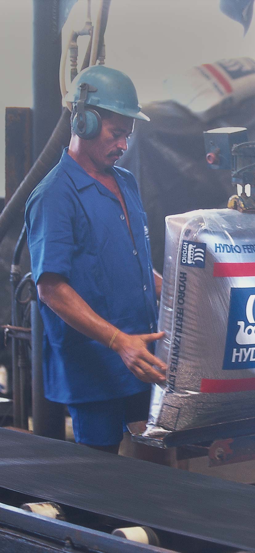 Packing of fertilizers in sacks